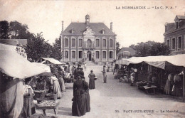 27 - Eure -  PACY Sur EURE - Le Marché Devant La Mairie - Pacy-sur-Eure