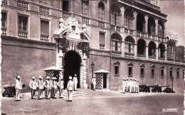 MONACO - La Releve De La Garde Devant Le Palais Princier - Fürstenpalast