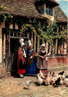 Folklore - Normandie - L'appel De La Basse-cour - Ancienne Maison Presbytérale De Montreuil-en-Auge (Calvados) - Coiffes - Trachten