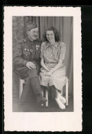 Foto-AK Russischer Soldat In Uniform Mit Seiner Frau  - Sonstige & Ohne Zuordnung