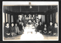 JAPON Photo Ancienne Originale D'une Famille Devant L'hotel D'un Ancêtre  Format 11x15,5cm Annotée Au Verso - Asie