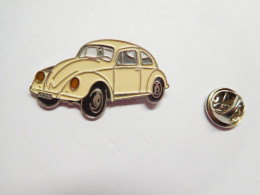 Beau Pin's En Relief , Auto VW VAG Volkswagen , Coccinelle Jaune , Signé PARIS L - Volkswagen