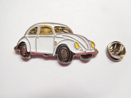 Beau Pin's En Relief , Auto VW VAG Volkswagen , Coccinelle Blanche , Signé Qualité Collectors - Volkswagen