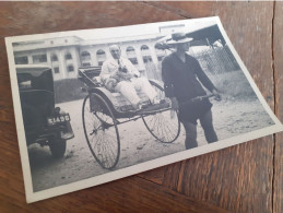 NOBLE MAN With LITTLE DOG In RICKSHAW With DRIVER - NOBLER HERR Mit KLEINEM HUND In RIKSCHA - INDONESIEN ? - Anonymous Persons