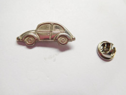 Superbe Pin's En Relief , Auto VW VAG Volkswagen , Coccinelle Argentée , Non Signé - Volkswagen