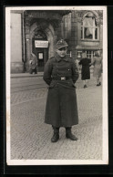Foto-AK Erfurt, Hotel Erfurter Hof Mit Meldestelle, Soldat In Uniform Und Mantel  - Erfurt