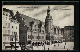 AK Leipzig, Zeppelin über Dem Alten Rathaus, Platz Mit Strassenbahn Und Geschäften  - Aeronaves