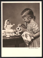 AK Mädchen Giesst Kaffee In Eine Tasse, Puppe Sitzt Auf Dem Tisch  - Gebraucht