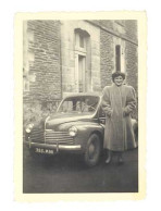 Photo Automobile Femme Devant Renault 4 Cv, Guer 1954 - Automobiles
