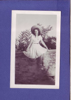 84 - AVIGNON - LES ANGLES 1947 - JEUNE FEMME POSANT -  - Avignon