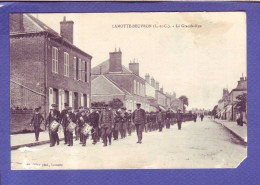 41 - LAMOTTE BEUVRON - LA GRANDE RUE - JOUR DE DEFILE MILITAIRE -  - Lamotte Beuvron