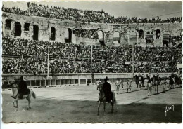 CPSM Dentelée 10.5 X 15  Gard NIMES Les Arènes Un Jour De Corrida. Le Paséo - Nîmes