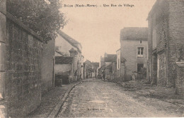 Bricon (52 - Haute Marne) Une Rue Du Village - Autres & Non Classés