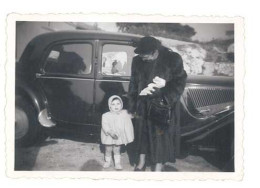 Photo Automobile Femme & Enfant, Citroën Traction - Automobiles
