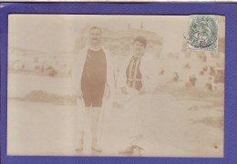 76 - LE TREPORT - COUPLES POSANT SUR LA PLAGE -  - Le Treport