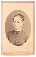 Fotografie A. Glöckner, Potschappel, Junge Frau Mit Zurückgestecktem Haar Und Stoischem Blick  - Personnes Anonymes