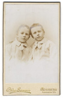 Fotografie Atelier Germania, Augsburg, Bahnhofstrasse 12 1 /2, Zwei Knaben In Heller Sommerkleidung, Zwillinge  - Anonymous Persons