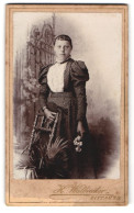 Fotografie H. Walbrecker, Zittau I. S., Breite Strasse 9, Junge Dame Mit Stirnlocken Im Gemusterten Puffärmelkleid  - Anonymous Persons