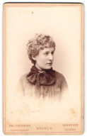 Fotografie Emil Tiedemann, Bremen, Richtweg 12, Dame Mit Blonden Locken Und Kragenbrosche  - Anonyme Personen