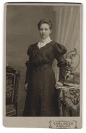 Fotografie Carl Bock, Anklam, Kl. Wall 12, Junge Dame Im Rüschenkleid  - Anonyme Personen