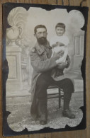 Photo Militaire Avec "242" Sur Le Col Et Son Enfant   ............. ....... 19245 - Régiments