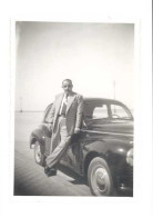 Photo Automobile Homme Devant Sa Peugeot 203 - Auto's