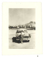 Photo Automobile Femme Devant Simca Vedette , Port ( Cassis ?) - Automobile