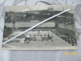 LYON (69) Ensemble De La Place Bellecour Une Revue Des Troupes - Otros & Sin Clasificación