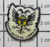 912e Pin's Pins / Beau Et Rare / VILLES / AIGLE NOIR BICEPHALE ST ANTOINE L'ABBAYE ISERE BLASON ECUSSON ARMOIRIES - Villes