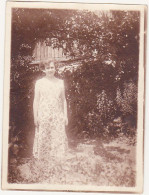 2 Anciennes Photographies Amateur Sépia / Années 1900 - 1920 / Femme Et Homme Dans Le Jardin - Anonieme Personen