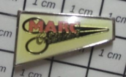 912E Pin's Pins / Beau Et Rare / MARQUES / COIFFEUR  COIFFURE CISEAUX MARC - Marche