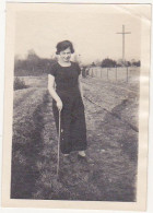 Ancienne Photographie Amateur / Femme : Agnès 1923 (Croix En Arrière Plan) - Identifizierten Personen