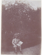 Ancienne Photographie Amateur / Petite Fille Avec Un Livre - Anonymous Persons