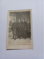 Ancienne Carte Photo Année 1900 Hommes Jeunes Hommes A Identifier - A Identifier