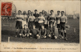 58  NEVERS  "  LE PELOTON D'AVANT GARDE " Equipe De FOOT BALL Au " PRE FLEURI " - Nevers