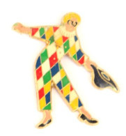 Pin's PIZZA DEL ARTE - La Révérence D'Arlequin Dans Son Costume Multicolore - Pizza Del Arte - N085 - Trademarks