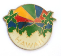 Pin's HAWAII - Vue De L'île - Palmiers Et Colline - Coucher De Soleil Multicolore - M506 - Otros & Sin Clasificación