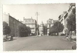 34/ CPSM - Béziers - Place Garibaldi (vieille Voiture) - Beziers