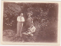 2 Anciennes Photographies Amateur Sépia / Femmes Et Homme (Tricot, Chaises Pliante, Fauteuil Rotin) - Années 1900 - 1920 - Personnes Anonymes