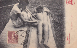 Rare TATOUAGE Au LAOS - Tatoueur Au Travail Sur Un Homme Nu Cliché Raquez édition Decoly Indochine Indochina - Laos