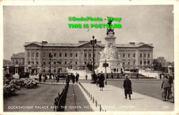 R455420 Buckingham Palace And The Queen Victoria Statue. London. 216. 1949 - Andere & Zonder Classificatie