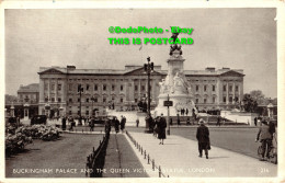 R455420 Buckingham Palace And The Queen Victoria Statue. London. 216. 1949 - Autres & Non Classés