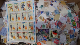 BG002 Carton  5,3 Kg De Timbres Sur Fragments De Divers Pays . Du Bon Temps à Passer. - Mezclas (min 1000 Sellos)