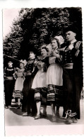 CPSM Petit Format Un Groupe De Danseurs De PONT-AVEN - Pont Aven