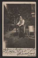 Carte Photo Expédiée De Manchester D'un Homme Arrosant Les Plantations (postée En 1911) - Autres & Non Classés