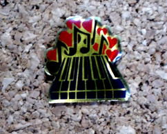 Pin's - Piano Clavier Noir Et Notes De Musique Rouges - Muziek