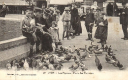 France > [69] Rhône > Lyon > Les Pigeons, Place Des Terreaux - 15153 - Autres & Non Classés
