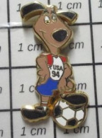 912e  Pin's Pins / Beau Et Rare / SPORTS / FOOTBALL MONDIAL USA 94 MASCOTTE CHIEN Par STARPIN'S - Football