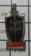 912e Pin's Pins / Beau Et Rare /  BOISSONS / POUSSE-RAPIERE MONLUC EPEE Et Monluc C'est Du Poulet ? - Dranken