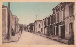 St Hilaire De Villefranche * Route De Brisambourg * Villageois - Autres & Non Classés